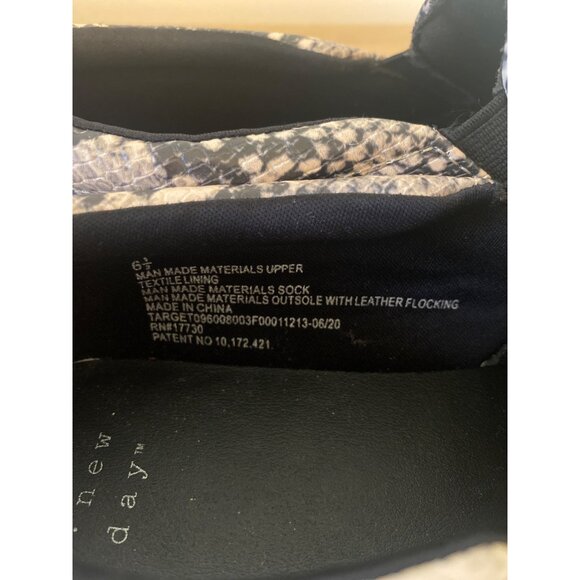A New Day Women’s Slip-On Snake Print Sneakers Size 6.5 - Picture 4 of 7